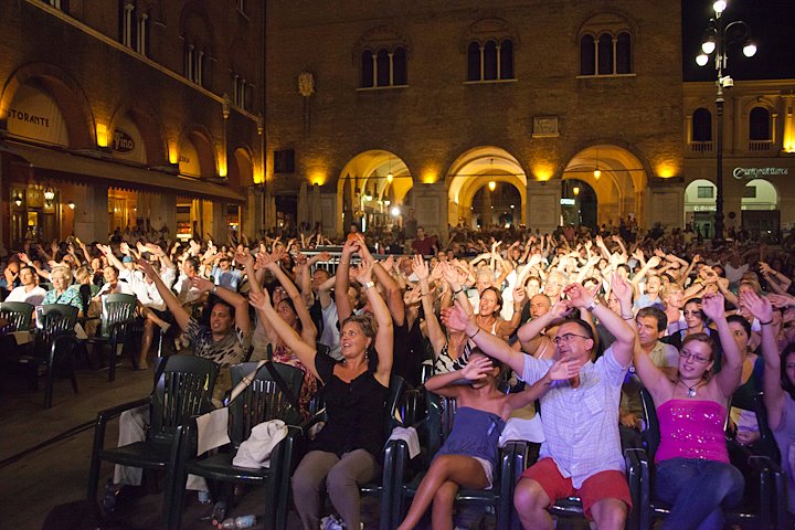 il-pubblico-che-fa-la-ola-sosia-renato-zero-treviso-tributo