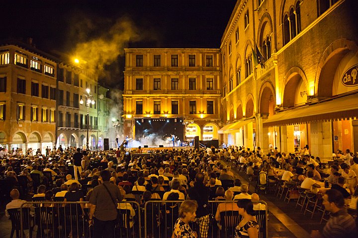 piazza-dei-signori-treviso-con-sosia-renato-zero-max-pianta_3